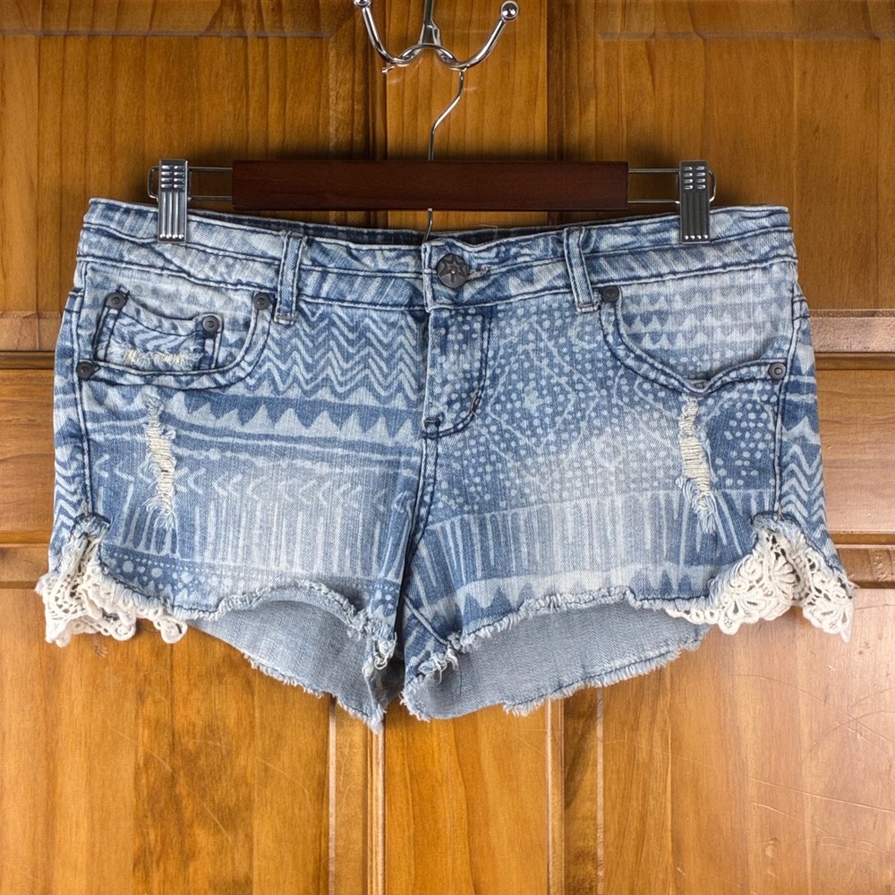 rue21 Women Blue Acid Wash Tribal Print Crochet Lace Trim Denim Shorts Size 7/8